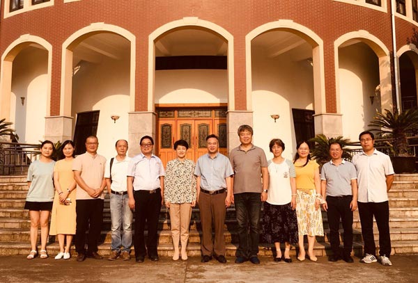 市民宗局花蓓局长走访慰问华东神学院 市民宗局花蓓局长走访慰问华东神学院